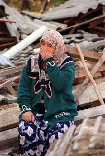 Depremin en çok etkilediği yerlerden Kaynışlı'da depremzedeler enkazların arasında kaybettiklerinin üzüntüsünü yaşıyor.