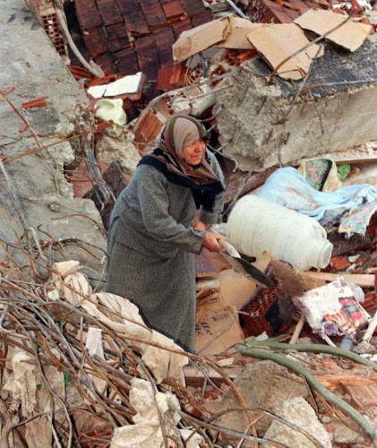 Fotoğrafta depremin ardından evleri zarar gören vatandaşların enkazların altında sağlam kalan eşyalarını araması görülüyor.