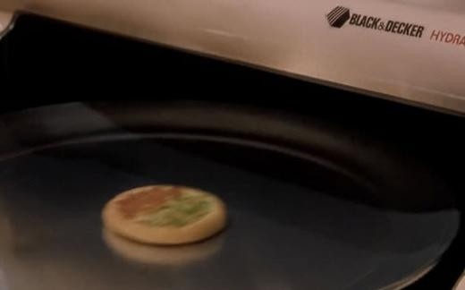 Filme göre gelecekte pizzanın hazırlanma süresi saniyeler sürüyordu. Bu küçücük pizza fırına girince bakın saniyeler sonra nasıl çıkıyordu?