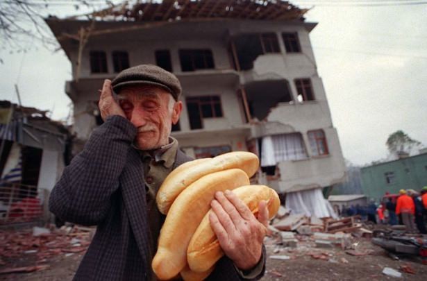 12 Kasım 1999’da gerçekleşen depremin üzerinden 15 yıl geçti. 30 saniye süren deprem, Kaynaşlı'yı yerle bir ederken, Bolu'nun bir bölümünde de can ve mal kayıplarına neden oldu. Başbakanlık Kriz Yönetim Merkezi'nin açıklamasına göre 845 kişinin yaşamını yitirdiği depremde 4 bin 948 kişi yaralandı. 12 bin 939 ev ve 2 bin 450 iş yeri yıkıldı ya da ağır hasar gördü.
