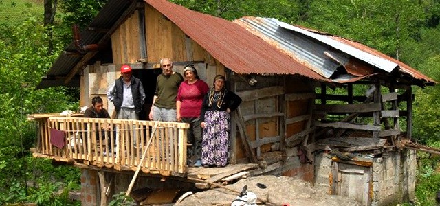 Artvin’in Hopa ilçesi Kemalpaşa beldesinde yaşayan Gümüşkaya ailesi samanlıktan bozma evlerinde yaşam mücadelesi veriyor.