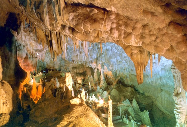 Tokat kent merkezine 26 kilometre uzaklıktaki Ballıca Mağarası,  keşfedilmemiş bölümleriyle gizemini koruyor. Ender rastlanan soğan sarkıtları ve  mağara içi oluşumlarıyla dikkati çeken Ballıca'da, kristalleşmiş kireç  taşlarından oluşan 8 salon bulunuyor.

Gezilebilen kısmı 680 metre uzunluğunda ve 95 metre yüksekliğinde olan  Ballıca, 