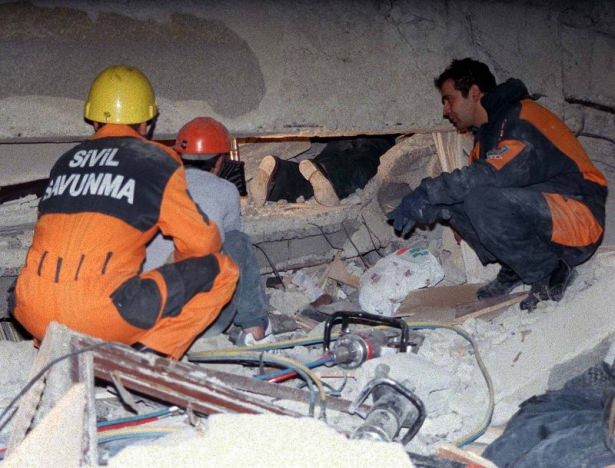 Deprem sonrası yıkılan binaların altında yaralı ve ceset arayan sivil savunma ekipleri..