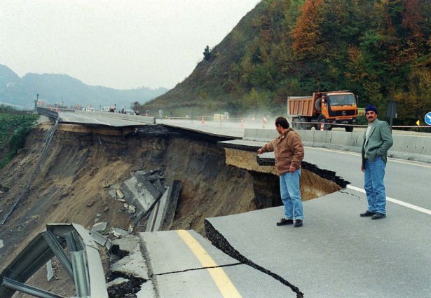 Fotoğrafta Kaynaşlı mevkiine yakın karayolunda deprem nedeni ile meydana gelen göçük...