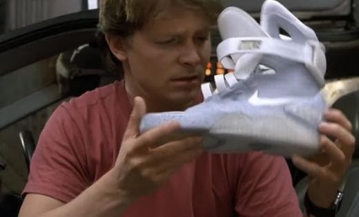 Ne bekliyorduk?

2015 yılına zaman makinesiyle ulaşan Marty`nin ayakkabasının bağcıkları otomatik olarak bağlanıyordu ve ayağın büyüklüğüne göre kendini optimize edebiliyordu.