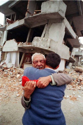 Merkez üssü Düzce olan depremde hem yakınlarını hem de evlerini kaybeden depremzedeler birbirlerine sarılarak teselli buldular.
