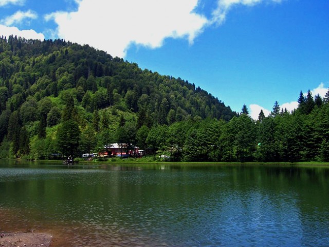 Parka adını veren ve Aralık Deresi'nin önünün 19. yüzyılın başlarında heyelan sonucu kapanmasıyla oluşan göl, 368 hektar alana sahip.
