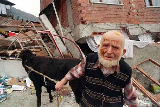 Depremin ardından evi yıkılarak enkaz haline gelen yaşlı bir depremzede sadece hayvanlarını kurtarabilmiş.