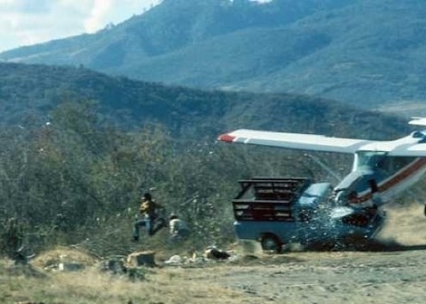 Robert W. Madden tarafından çekilen bu fotoğrafta, yardım götüren bir kurtarma uçağının, iniş sırasında kontrolü kaybederek kamyona çarptığı görülüyor
