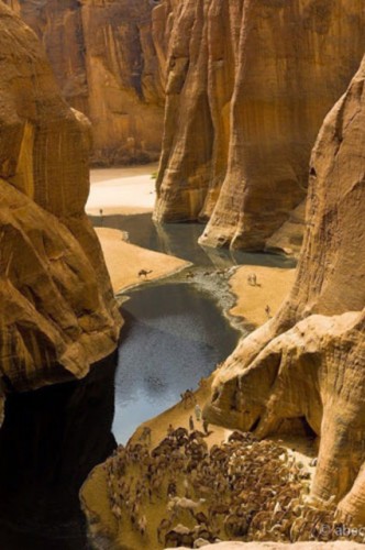 Ennedi Yaylası veya Fransızların verdiği isimle Guelta d' Archei, bir kanyonun arkasında gizli bulunuyor...