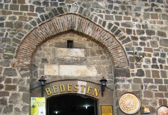Bedesten Osmanlı döneminin kapalı çarşıları olarak bilinir. Trabzon'da şehir merkezinde yer alan bedesten, şehrin en eski yapılarından biridir. Yavuz Sultan Selim'in annesi Gülbahar Hatun vakıfları arasında yer alan bedesten Türk Bedestenleri içerisinde tek kubbeli tek örnektir.