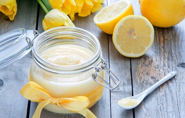 Cildinizi lekelerden uzak tutar: Limon suyundaki antioksidanlar, sadece lekeleri azaltmakla kalmaz, cildinizdeki kırışıklıkları da azaltır. Ayrıca limon suyunu yara izlerine ve yaşlanma lekelerinin üzerine uygulayıp görünümlerini azaltabilirsiniz.