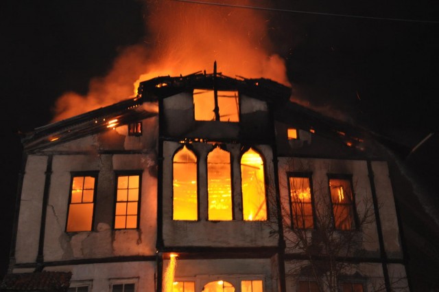 Alınan bilgilere göre Cami Cedit Mahallesi Eren Sokak'ta, Süleyman Dülger'e ait kullanılmayan 3 katlı ahşap evde, henüz belirlenemeyen nedenle yangın çıktı.