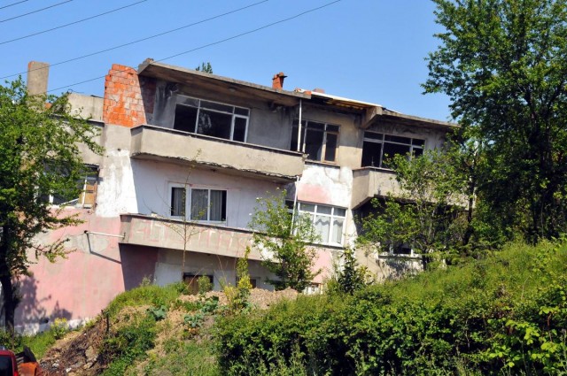 YIKILMASI MÜMKÜN DEĞİL

3 katlı binayı 1978'de yaptıklarını belirteren bina sahiplerinden Kazım Altuntaş, evin 1982'de yan yatmaya başladığını söyledi.