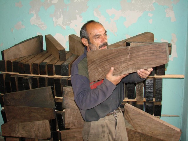 Gümüşhane'nin Torul ilçesinde kereste atölyesi işleten Şenol ve Niyazi Özkan kardeşler, ceviz ağaçlarından tüfek dipçiği yaparak Avrupa ülkelerine ihraç ediyor.