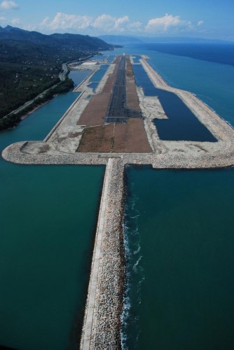 Deniz üzerine inşa edilen dünyanın ikinci, Avrupa'nın ve Türkiye'nin ilk havalimanı olan Ordu-Giresun Havalimanının yapımı sürüyor.