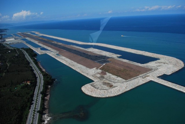 Proje kapsamında dolgu için yaklaşık 30 milyon ton taş kullanılırken, Ordu-Giresun Havalimanı altyapı inşaatının yüzde 90'ı, üstyapı inşaatının ise yüzde 50'si tamamlanmış durumda.