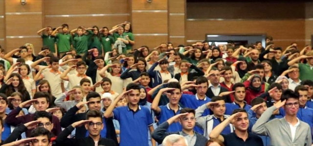 650 öğrenci asker selamı verdi