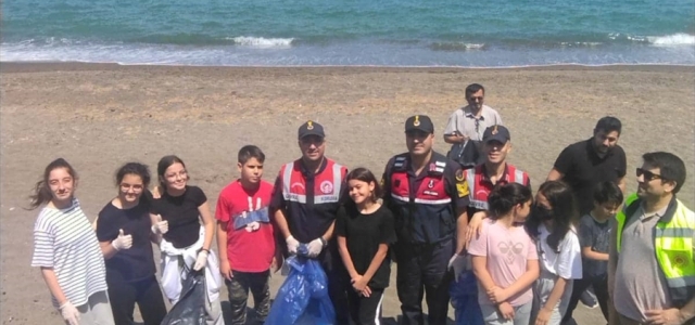 Akçakoca'da jandarma ve öğrenciler sahilde temizlik yaptı