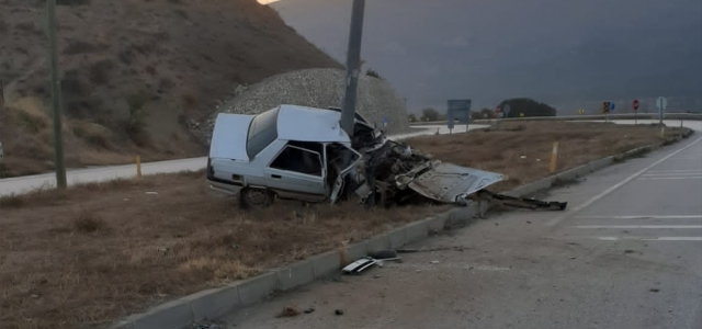 Amasya'da aydınlatma direğine çarpan otomobilin sürücüsü yaralandı