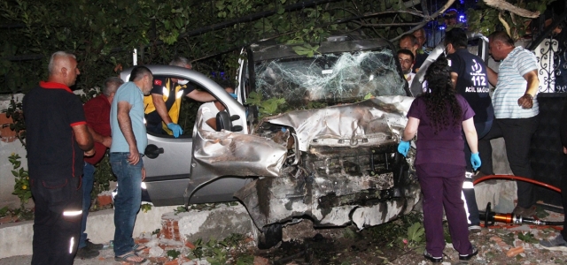 Amasya'da hafif ticari araç bahçe duvarına çarptı: 3 yaralı
