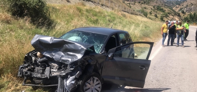 Amasya'da iki otomobil çarpıştı, 1 kişi öldü, 5 kişi yaralandı