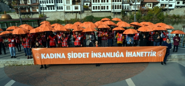 Amasya'da kadına yönelik şiddete karşı "turuncu şemsiye" açıldı