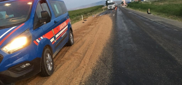 Amasya'da kamyon ile tır çarpıştı: 2 yaralı