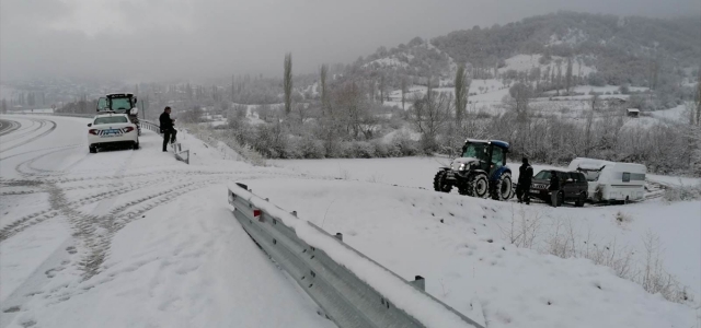 Amasya'da kara saplanan çekme karavanı jandarma ekipleri kurtardı