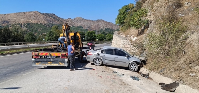 Amasya'da minibüs ile otomobilin çarpıştığı kazada 5 kişi yaralandı