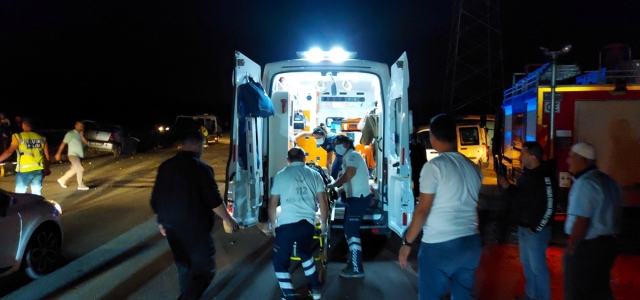 Amasya'da otomobil ile hafif ticari araç çarpıştı: 9 yaralı