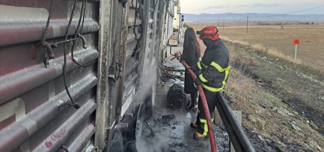  Amasya'da seyir halindeki tırın dorsesinde çıkan yangın söndürüldü