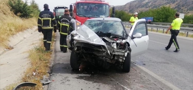 Amasya'da traktör ile otomobilin çarpıştığı kazada 3 kişi yaralandı