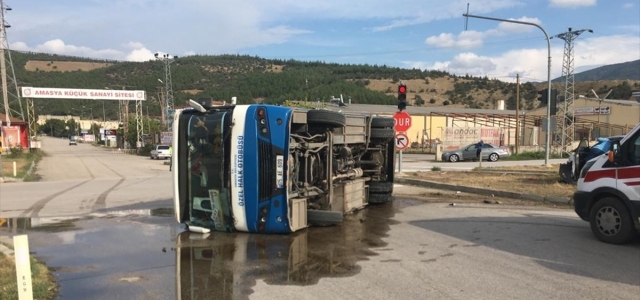 Amasya'da yolcu minibüsü ile otomobilin çarpıştığı kazada 5 kişi yaralandı