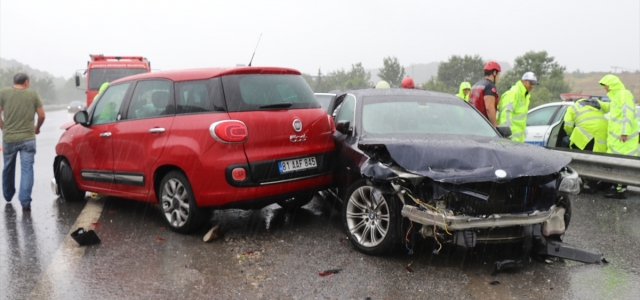 Anadolu Otoyolu'nda iki otomobil çarpıştı: 3 yaralı