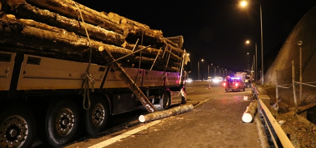 Anadolu Otoyolu'nda tomruk yüklü tır kamyonla çarpıştı: 1 yaralı