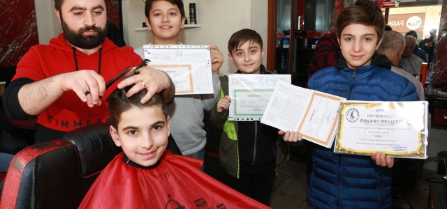 Artvin'de başarı belgesi getiren öğrencilere ücretsiz saç kesimi