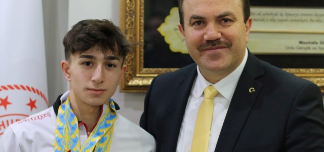 Avrupa şampiyonu halterci Yusuf Fehmi Genç, Naim Süleymanoğlu'nu örnek alıyor
