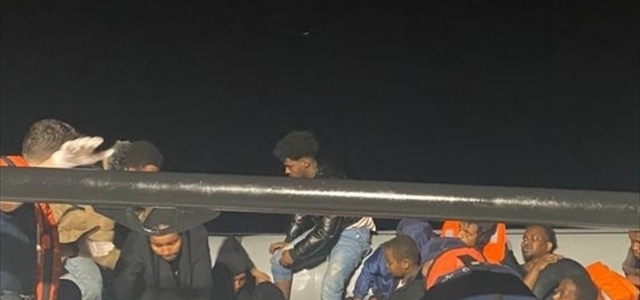 Ayvalık açıklarında 18 düzensiz göçmen yakalandı