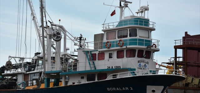 Balıkçı gemileri Trabzon'daki tersanelerde yeni sezona hazırlanıyor