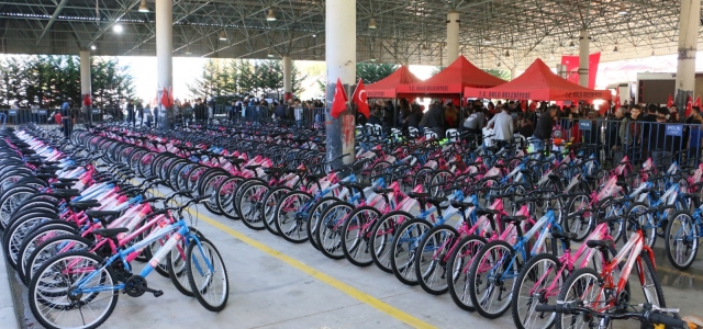 Bolu Belediyesi 4 bin gence bisiklet armağan etti
