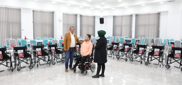Bolu Belediyesi’nden engelli bireylere tekerlekli sandalye armağanı