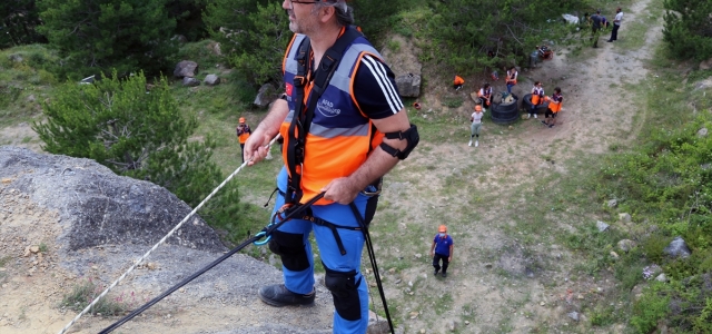 Bolu'da AFAD gönüllüleri dağcılık ile hafif arama ve kurtarma eğitimi aldı