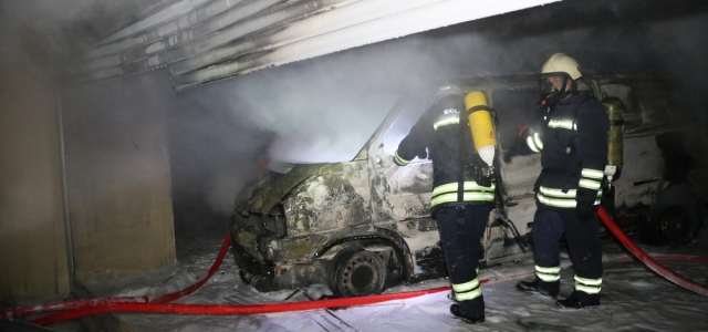 Bolu'da garajda park halindeki minibüs yandı