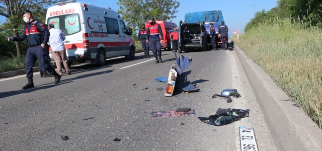 Bolu'da hafif ticari araç tıra çarptı: 3 yaralı