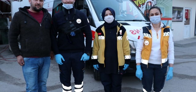 Bolu'da oto yıkamacı sağlık çalışanlarına destek için ambulansları ücretsiz yıkıyor