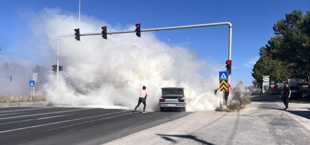 Bolu'da otomobildeki yangına, yoldan geçen yangın söndürme cihazı firması yetkilileri müdahale etti
