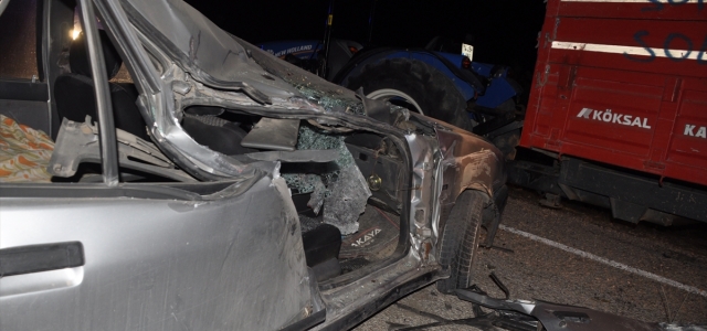 Bolu'da traktörün römorkuna çarpan otomobildeki 2 kişi yaralandı