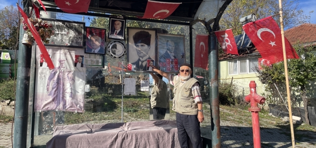  Bolulu Şükrü Amca bayrak ve Atatürk sevgisini otobüs durağında yaşatıyor