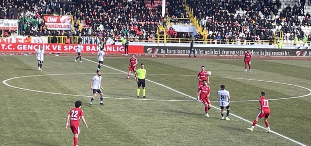Boluspor ile Düzcespor, depremzedeler yararına oynanan maçta karşılaştı
